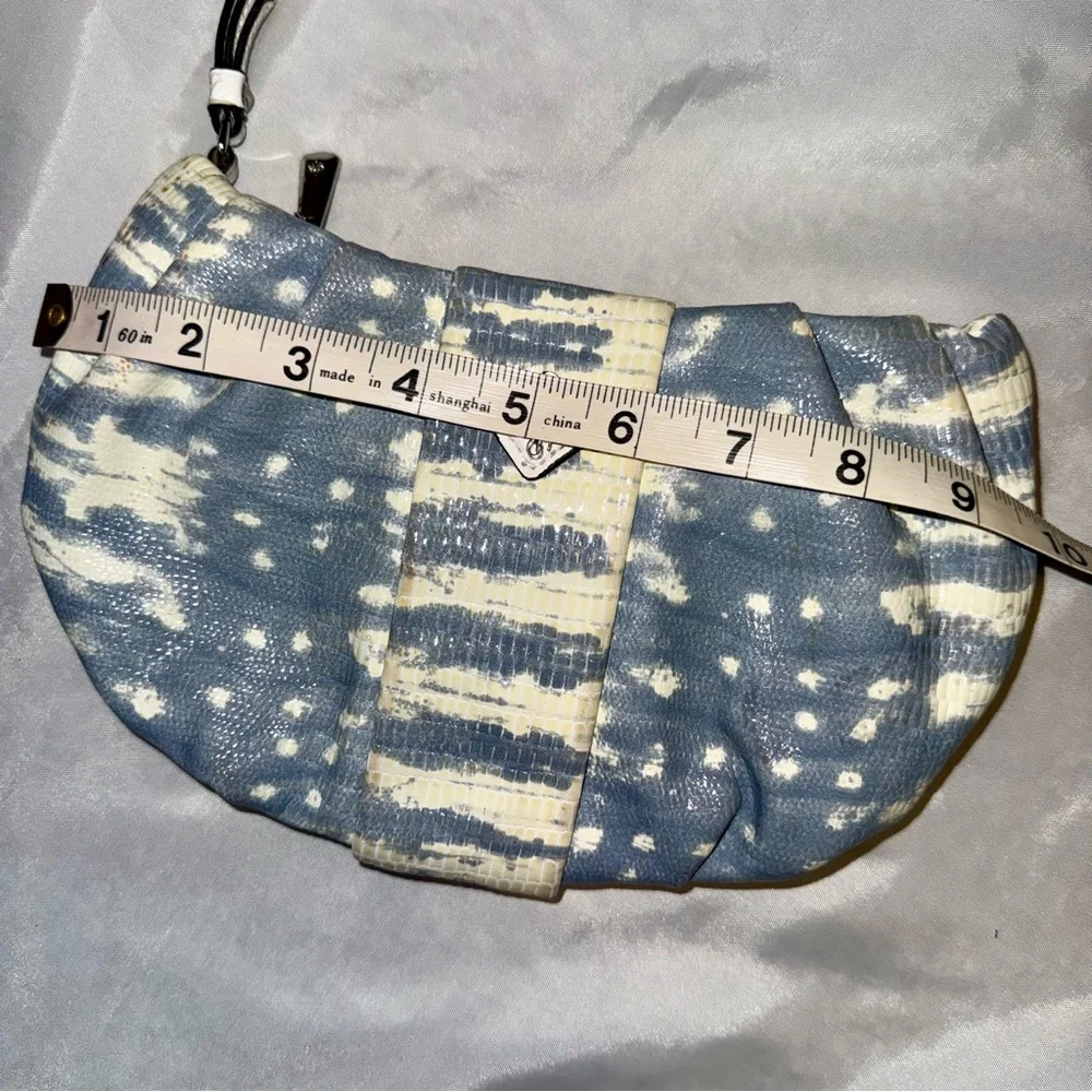 Simply Vera Vera Wang Baby‎ Blue & White Exotic Print Women's Wristlet Purse